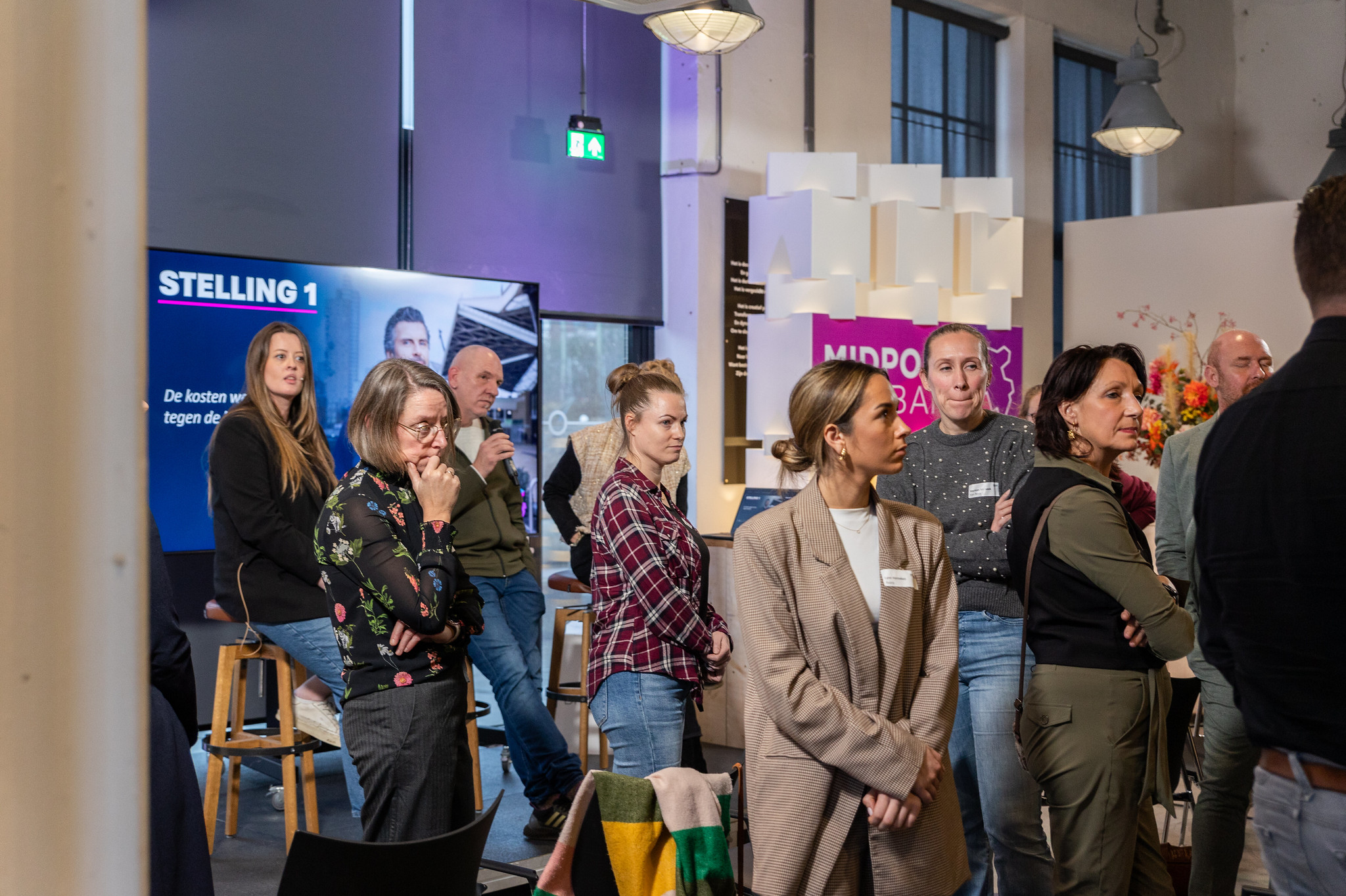 Deelnemers van het evenement Bewustwording Inclusief ondernemerschap staan in de zaal